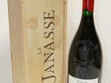 une bouteille de vin devant une caisse en bois