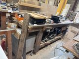 une photo d'un établi dans un atelier, sur lequel sont posés des outils