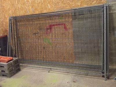 une clôture installée à côté d'une caisse