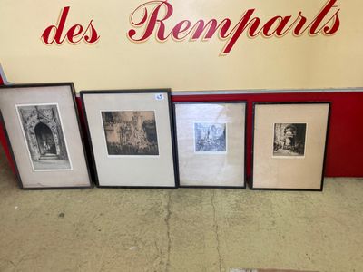 Trois photographies encadrées représentant des hommes et des femmes sont exposées devant un panneau