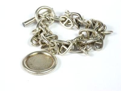 un bracelet à chaîne en argent orné d'une pièce