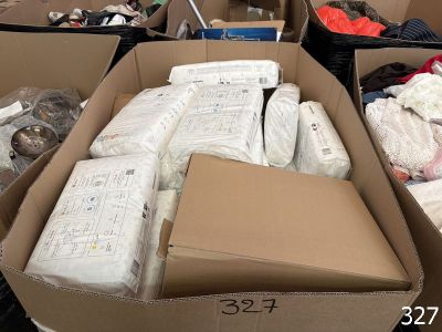 de nombreux cartons d'objets posés à même le sol