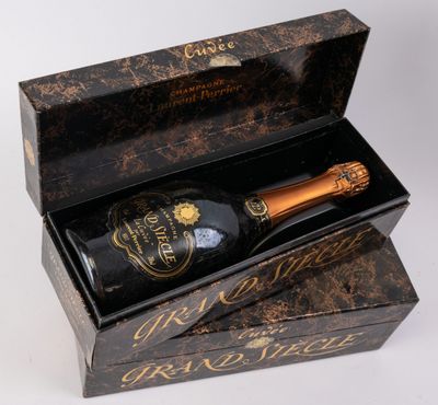 une bouteille de champagne dans un coffret sur une table