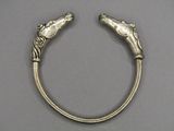 deux bracelets en argent ornés de chevaux sur un fond gris