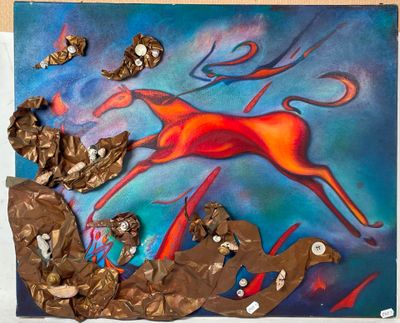 une image d'un tableau sur le mur d'une pièce
