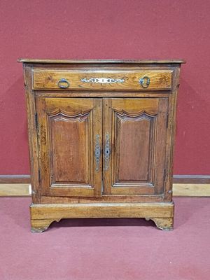 un petit meuble en bois surmonté d'une porte