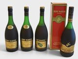 trois bouteilles de vin et une boîte de vin posées sur une surface blanche