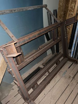 une photo d'une pièce avec beaucoup de parquet
