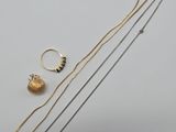 une collection de bijoux comprenant un collier, une bague et un bracelet