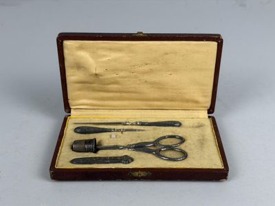 Nécessaire de couture en argent fourré et acier composé d'un…