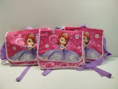 trois sacs-repas à l'effigie des princesses Disney posés sur une surface blanche
