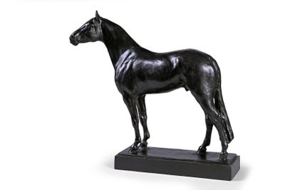 une statue de cheval posée sur un socle