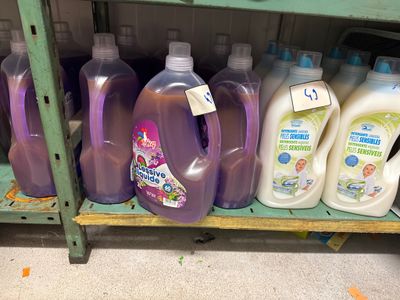 de nombreuses bouteilles de détergent sur les rayons du magasin