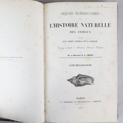 un livre ouvert sur lequel figure l'image d'un poisson