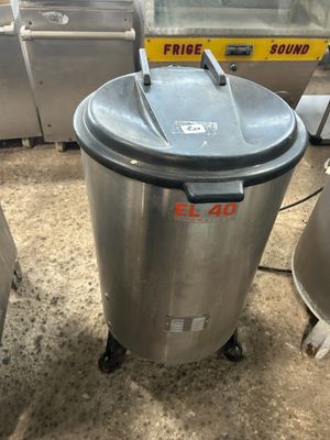 une poubelle posée au milieu d'une cuisine