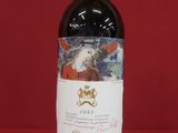 une bouteille de vin posée sur une table