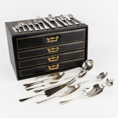 une boîte noire sur laquelle sont posés des couverts