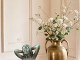 deux vases posés sur une table, contenant des fleurs
