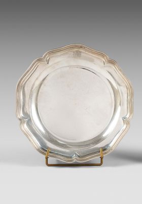 Plat en argent, le bord chantourné mouluré de filets, le mar…