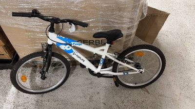 un vélo posé par terre à côté d'un carton