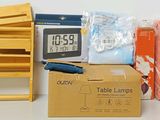 de nombreux objets posés les uns à côté des autres sur une table