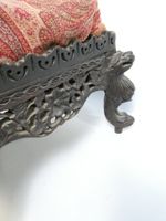 Tabouret en bois indochinois, pieds galbés à décor d'animaux… (photo 3)