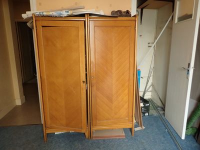 un grand meuble en bois au milieu d'une pièce