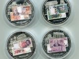 quatre types de monnaie différents sont présentés sur un fond blanc
