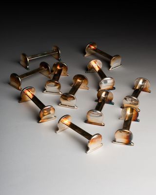 a lot of screws that are sitting on a table