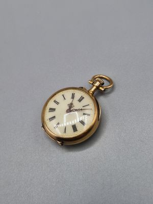montre de poche avec des chiffres romains sur le cadran