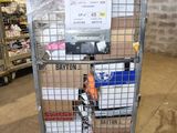 un chariot chargé de plusieurs cartons dans un entrepôt