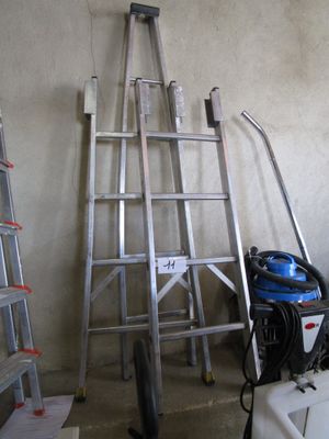 une échelle adossée au mur d'une pièce