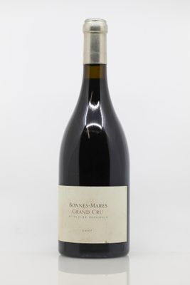 la bouteille de vin est posée sur une surface blanche