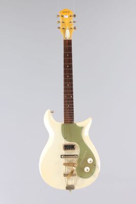 une guitare électrique suspendue à une corde sur un fond gris