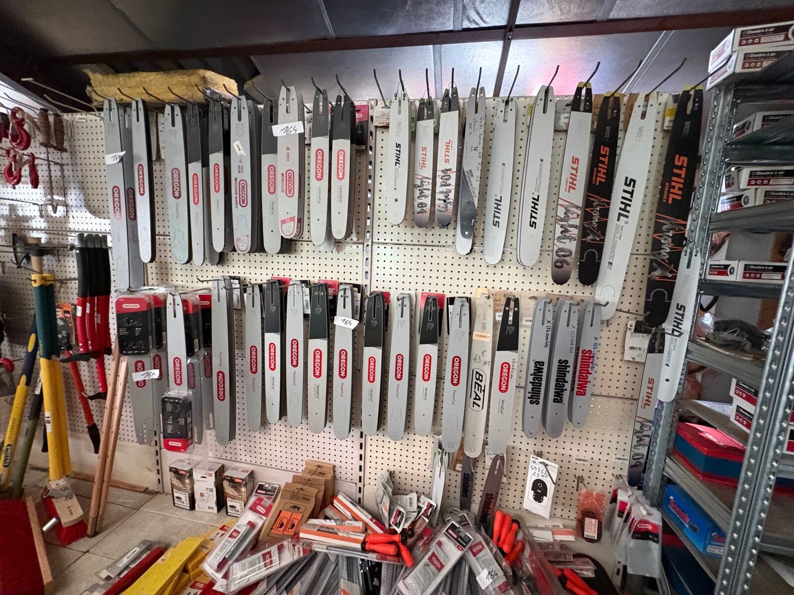 Important stock de pièces détachées pour le tronçonnage