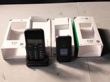 trois téléphones portables posés côte à côte sur une table