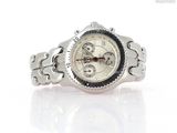 gros plan d'une montre-bracelet sur une surface blanche