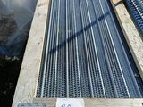 une grille métallique posée à même le sol
