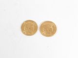 deux pièces d'or posées l'une sur l'autre sur une surface blanche