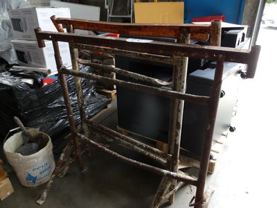 une photo d'une chaise qui se trouve dans une pièce