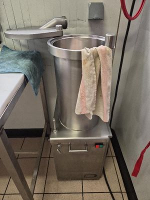 deux serviettes qui dépassent d'une machine à laver en acier inoxydable