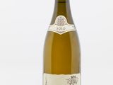 la bouteille de vin blanc est posée sur la table