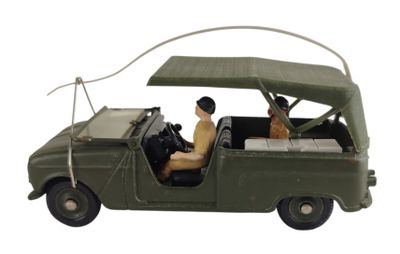 une figurine représentant un homme et un chien assis dans une voiture