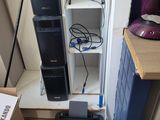 une photo d'une pièce où se trouvent de nombreux appareils électroniques