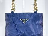 sac à main Prada en satin bleu avec des finitions dorées