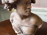 un buste de femme posée sur une table en bois