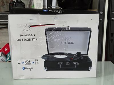 une boîte contenant un tourne-disque, posée sur une table