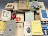 beaucoup de vieux livres posés ensemble sur une table