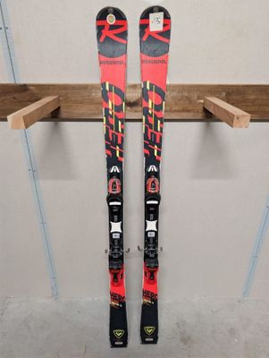 une paire de skis accrochée à un support dans un garage