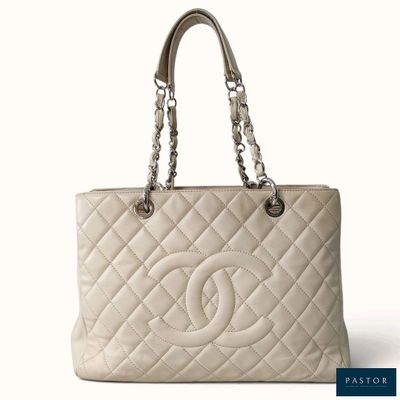 un sac Chanel blanc muni d'une anse en chaîne, sur fond blanc
